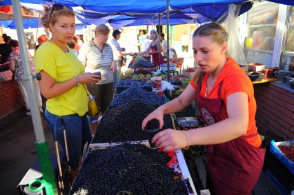 Преображенский рынок. Продажа черной смородины.