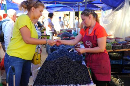 Преображенский рынок. Продажа черной смородины.