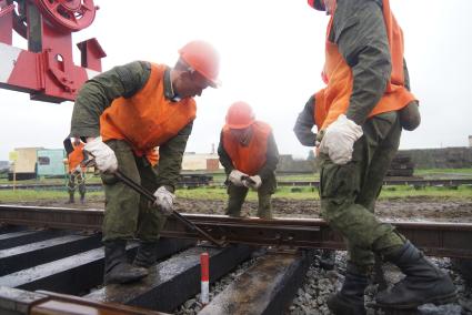 Солдаты железнодорожных войск во время укладки железнодорожных путей