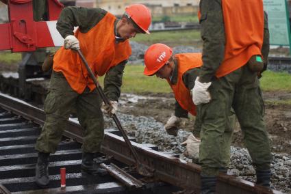 Солдаты железнодорожных войск во время укладки железнодорожных путей