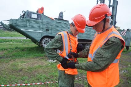 Военные железнодорожники экипируются во время конкурса на лучшего в специальности