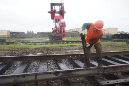 Солдат железнодорожных войск во время укладки железнодорожных путей