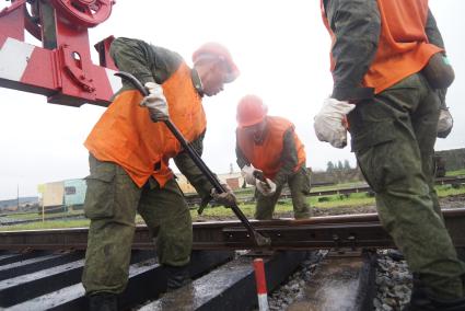 Солдаты железнодорожных войск во время укладки железнодорожных путей