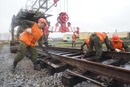 Солдаты железнодорожных войск во время укладки железнодорожных путей