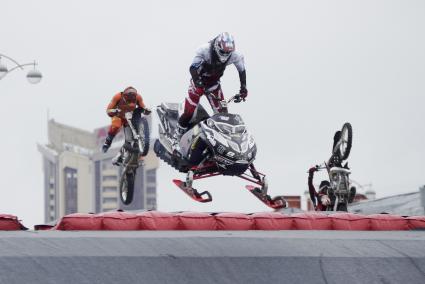 мотоциклисты-экстрималы выполняют трюки в воздухе во время мотошоу в Екатеринбурге