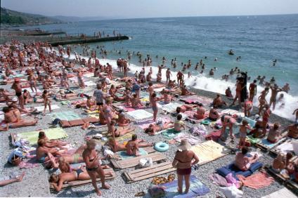 Алушта. На снимке: отдыхающие на пляже.