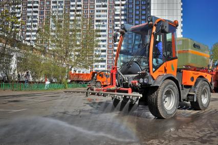 День открытых дверей в ГБУ `Жилищник` района Люблино. На снимке: автомобиль для поливки улиц на базе многофункциональной коммунальной машины Holder s990.