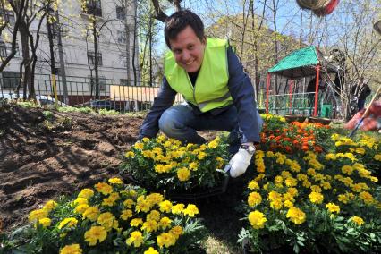 День открытых дверей в ГБУ `Жилищник` района Люблино. На снимке: корреспондент ИД КП Олег Адамович помогает озеленять город.