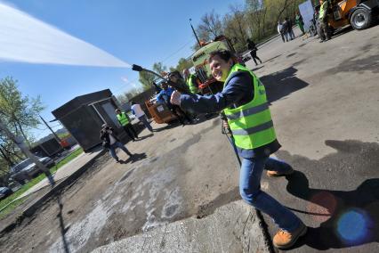 День открытых дверей в ГБУ `Жилищник` района Нагатино-Садовники. На снимке: журналист газеты `Комсомольская правда` Олег Адамович испытывает коммунальную технику.