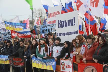 Митинг в поддержку Крыма в Барнауле 18 марта 2014. На снимке: люди с плакатами и транспарантами.