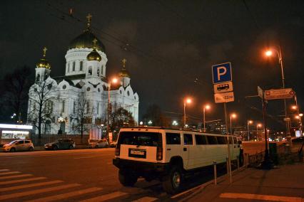 Припаркованный лимузин у Храма Христа Спасителя.