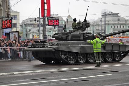 Военный регулировщик на Белорусской площади во время проведения военного парада.