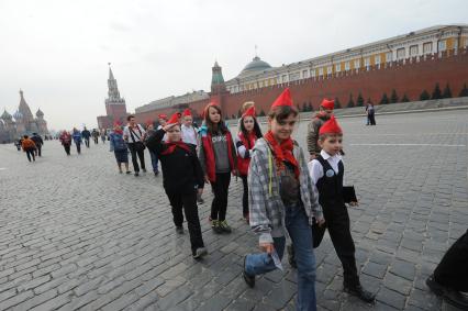 Участники церемонии возложения цветов к мавзолею В.И. Ленина на Красной площади в день 144-й годовщины со дня рождения вождя пролетариата.