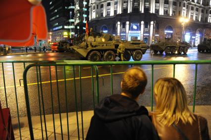 Проезд военной техники по Тверской улице перед репетицией парада Победы на Красной площади. На снимке: колонна бронетранспортеров БТР-82А.