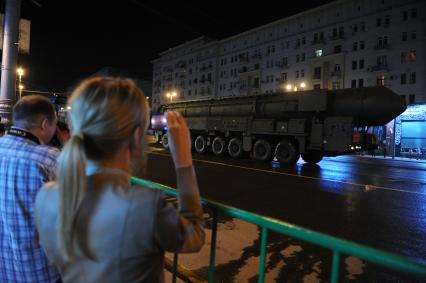 Проезд военной техники по Тверской улице перед репетицией парада Победы на Красной площади. На снимке:  ракетный комплекс `Тополь-М`