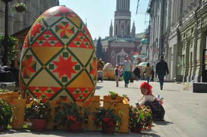 Никольская улица. Ярмарка \'Продукты и подарки к Пасхе\', открывшаяся   в рамках фестиваля \'Пасхальный дар\'. На снимке: девочка у пасхального яйца.