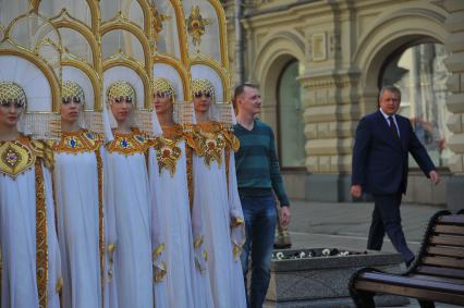 Ярмарка  \'Продукты и подарки к Пасхе\' открылась на Никольской улице в рамках фестиваля \'Пасхальный дар\'. На снимке: девушки в русских национальных костюмах и руководитель Департамента культуры города Москвы Сергей Капков (справа).