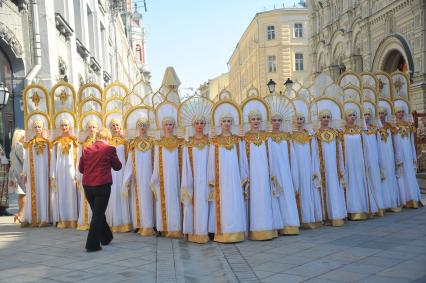 Ярмарка  \'Продукты и подарки к Пасхе\' открылась на Никольской улице в рамках фестиваля \'Пасхальный дар\'. На снимке: девушки в русских национальных костюмах.