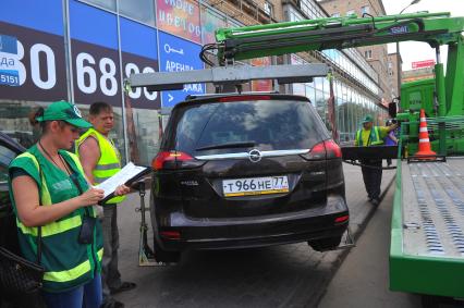 Эвакуация автомобиля на улице Алабяна в Москве.