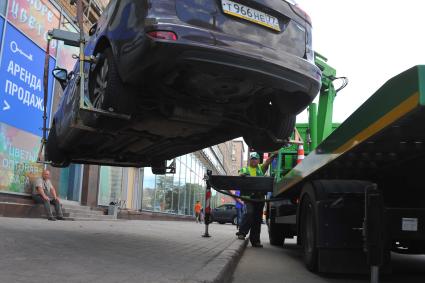 Эвакуация автомобиля на улице Алабяна в Москве.