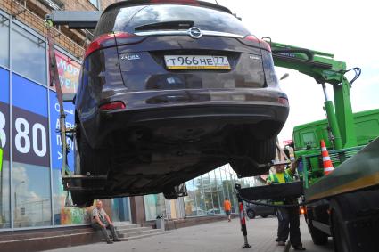 Эвакуация автомобиля на улице Алабяна в Москве.