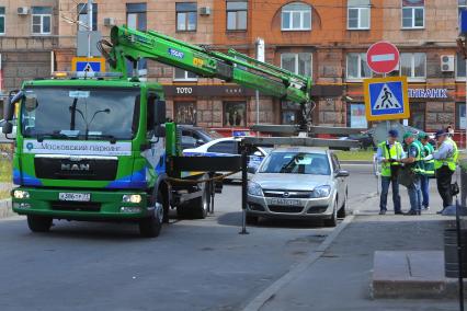 Эвакуация автомобиля на улице Алабяна в Москве.