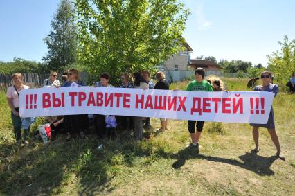 Митинг жителей Кожухово за вывод завода `Эколог` и отказ от  строительства промзоны Руднево. На снимке: митингующие с плакатом `Вы травите наших детей!`.