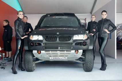 Гоночный автомобиль BMW X3 подготовленый для ралли-рейдов на автошоу в Екатеринбурге