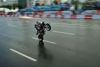 Мотоциклист выполняет трюк на автошоу в Екатеринбурге