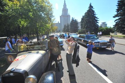 Автопробег ретро-автомобилей, приуроченного к 121-летию ГУМа. На снимке: автомобиль ЗИЛ 4105 (справа)