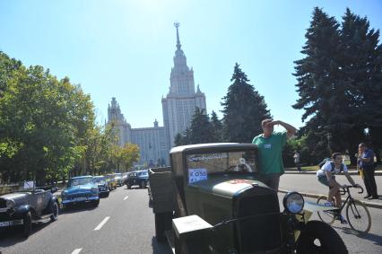 Автопробег ретро-автомобилей, приуроченного к 121-летию ГУМа. На снимке:  советский грузовик ЗиС-5В.