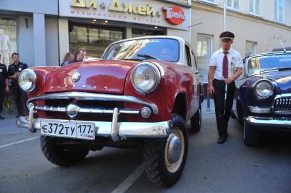 Автопробег ретро-автомобилей, приуроченного к 121-летию ГУМа. На снимке:  автомобиль `Москвич-407`.