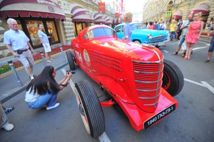 Автопробег ретро-автомобилей, приуроченного к 121-летию ГУМа. На снимке: первый советский гоночный автомобиль газ гл-1.