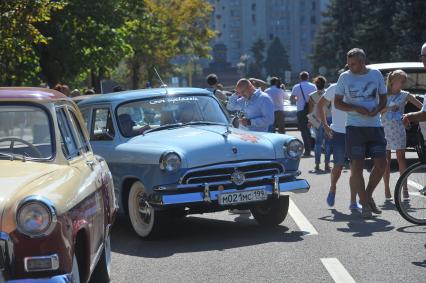 Автопробег ретро-автомобилей, приуроченного к 121-летию ГУМа. На снимке: машина ГАЗ-21 `Волга`