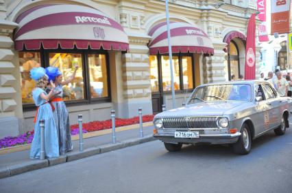 Автопробег ретро-автомобилей, приуроченного к 121-летию ГУМа. На снимке: `Волга` ГАЗ 24