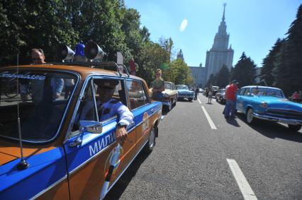 Автопробег ретро-автомобилей, приуроченного к 121-летию ГУМа. На снимке:  автомобиль милиция.