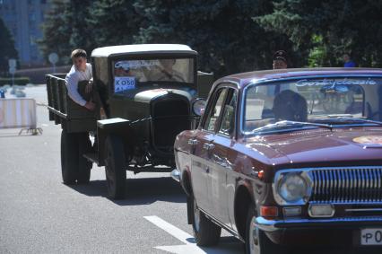 Автопробег ретро-автомобилей, приуроченного к 121-летию ГУМа. На снимке:  советский грузовик ЗиС-5В  и   `Волга` ГАЗ 24.