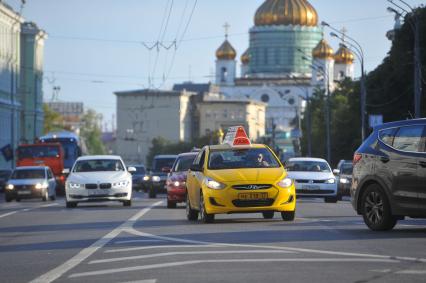 Моховая улица . На снимке: автомобиль такси на дороге.