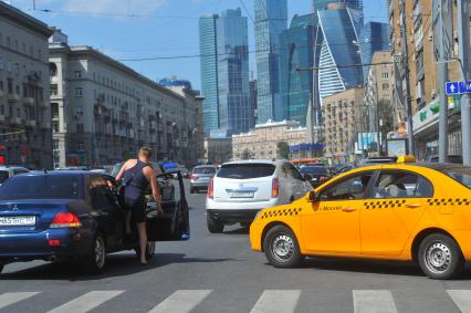 Большая Дорогомиловская улица. На снимке: автомобиль такси на дороге.