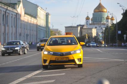 Моховая улица . На снимке: автомобиль такси на дороге.