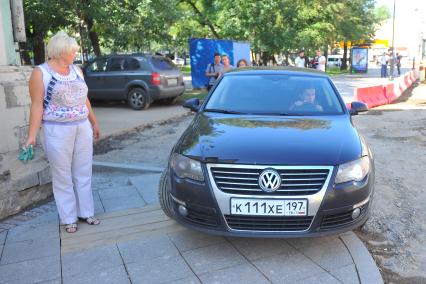 Девушка за рулем автомобиля наехала на тротуар