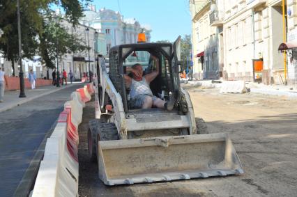 Комплексное благоустройство кварталов, прилегающих к улицам Маросейка и Покровка. На снимке: мужчина сидит в тракторе.