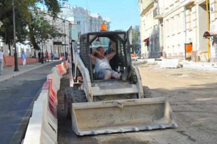 Комплексное благоустройство кварталов, прилегающих к улицам Маросейка и Покровка. На снимке: мужчина сидит в тракторе.