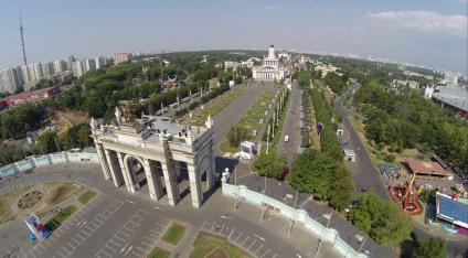 Виды Москвы. На снимке: главный вход ВДНХ.