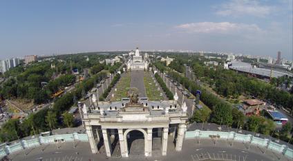 Виды Москвы. На снимке: главный вход ВДНХ.