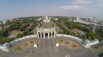 Виды Москвы. На снимке: главный вход ВДНХ.