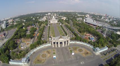 Виды Москвы. На снимке: главный вход ВДНХ.