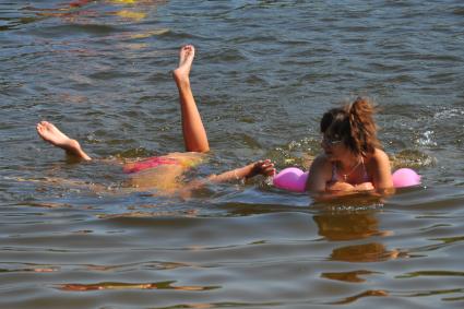 Большой Садовый пруд. На снимке: девочка ныряет под воду.