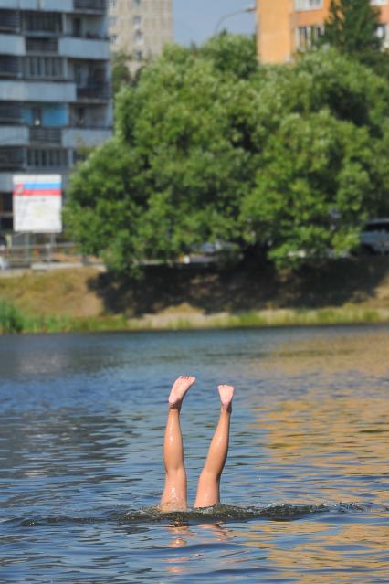 Большой Садовый пруд. На снимке: женские ноги торчат из воды.