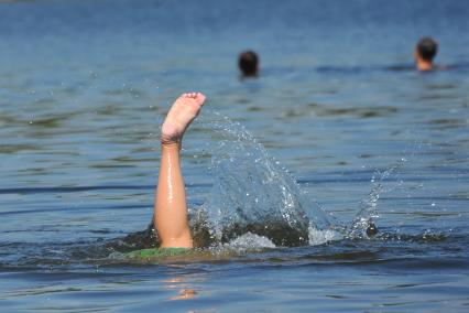 Большой Садовый пруд. На снимке: женская нога торчит из воды.